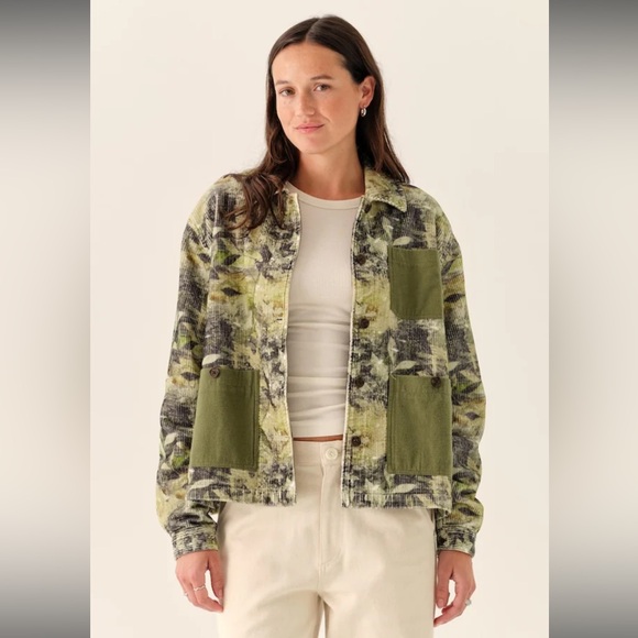 Levitate Jackets & Blazers - NWT Women's Leaf Camo Corduroy Artist Jacket